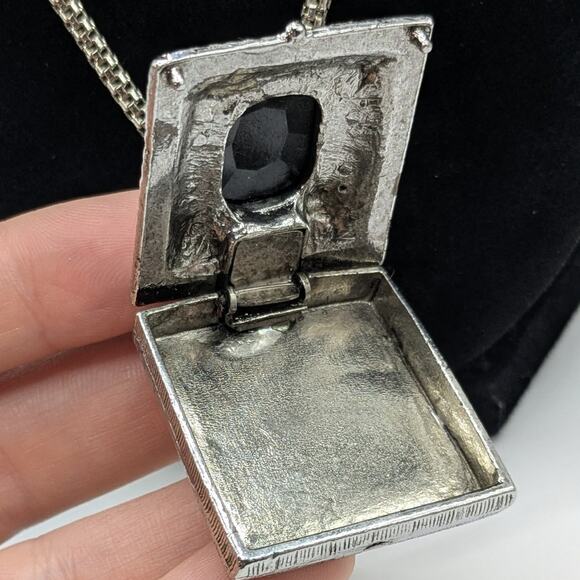 Vintage Tammey Jewels Silver Tone Black Intaglio Soldier Cameo Locket Necklace - Picture 3 of 6